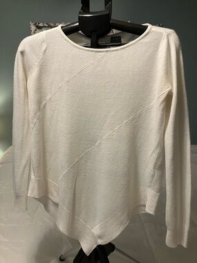 NY&Co Cream Lightweight Sweater XS Asymmetrical Hem Soft Knit Top